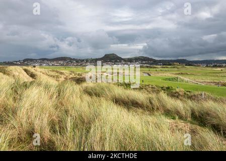 Blick auf den Deganwy von Conwy Morfa über den Conwy Golfplatz an der Küste von Nord-Wales. Stockfoto