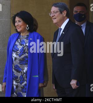 Der zyprische Präsident Nicos Anastasiades, links, und die Präsidentin der Republik Georgien, Frau Salome Zourabichvili, bevor sie sich im Präsidentenpalast in Nikosia treffen. Zypern, Dienstag, 9. November 2021. (Foto von Danil Shamkin/NurPhoto) Stockfoto