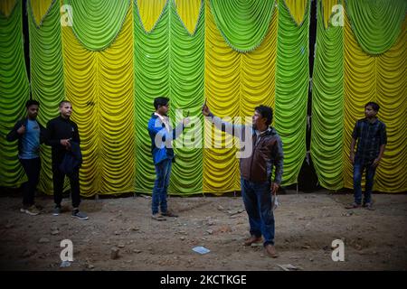 Nepalesische Menschen nehmen Selfies ab, nachdem sie während des Chhath Puja-Festivals in Kathmandu, Nepal, am 10. November 2021 gebetet haben. (Foto von Rojan Shrestha/NurPhoto) Stockfoto