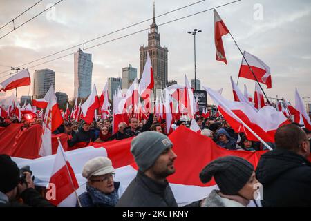 Menschen besuchen den Unabhängigkeitsmarsch, um den 101. Jahrestag der Wiedererlangung der Unabhängigkeit Polens zu feiern. Warschau, Polen am 11. November 2019. Zehntausende Polen aus Warschau und dem ganzen Land kamen am Unabhängigkeitstag der Nation in die polnische Hauptstadt (Foto: Beata Zawrzel/NurPhoto) Stockfoto