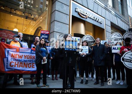 Arbeiter, Gewerkschaften, kleine Unternehmen und Gemeindemitglieder versammeln sich vor einem Amazon-Buchladen in Manhattan, um am 10. November 2021 die neue Koalition „New Yorker für eine faire Wirtschaft“ zu gründen. Die Koalition will das Kartellgesetz des 21.. Jahrhunderts verabschieden, um Unternehmen und Big-Tech für Machtmissbrauch zur Verantwortung zu ziehen. (Foto von Karla Ann Cote/NurPhoto) Stockfoto