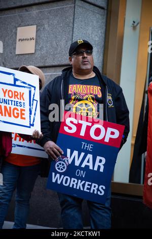 Arbeiter, Gewerkschaften, kleine Unternehmen und Gemeindemitglieder versammeln sich vor einem Amazon-Buchladen in Manhattan, um am 10. November 2021 die neue Koalition „New Yorker für eine faire Wirtschaft“ zu gründen. Die Koalition will das Kartellgesetz des 21.. Jahrhunderts verabschieden, um Unternehmen und Big-Tech für Machtmissbrauch zur Verantwortung zu ziehen. (Foto von Karla Ann Cote/NurPhoto) Stockfoto