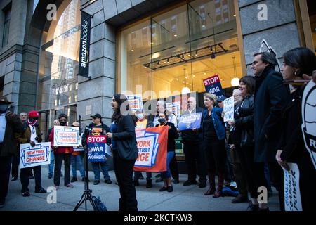 Arbeiter, Gewerkschaften, kleine Unternehmen und Gemeindemitglieder versammeln sich vor einem Amazon-Buchladen in Manhattan, um am 10. November 2021 die neue Koalition „New Yorker für eine faire Wirtschaft“ zu gründen. Die Koalition will das Kartellgesetz des 21.. Jahrhunderts verabschieden, um Unternehmen und Big-Tech für Machtmissbrauch zur Verantwortung zu ziehen. (Foto von Karla Ann Cote/NurPhoto) Stockfoto