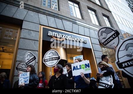 Arbeiter, Gewerkschaften, kleine Unternehmen und Gemeindemitglieder versammeln sich vor einem Amazon-Buchladen in Manhattan, um am 10. November 2021 die neue Koalition „New Yorker für eine faire Wirtschaft“ zu gründen. Die Koalition will das Kartellgesetz des 21.. Jahrhunderts verabschieden, um Unternehmen und Big-Tech für Machtmissbrauch zur Verantwortung zu ziehen. (Foto von Karla Ann Cote/NurPhoto) Stockfoto