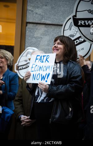 Arbeiter, Gewerkschaften, kleine Unternehmen und Gemeindemitglieder versammeln sich vor einem Amazon-Buchladen in Manhattan, um am 10. November 2021 die neue Koalition „New Yorker für eine faire Wirtschaft“ zu gründen. Die Koalition will das Kartellgesetz des 21.. Jahrhunderts verabschieden, um Unternehmen und Big-Tech für Machtmissbrauch zur Verantwortung zu ziehen. (Foto von Karla Ann Cote/NurPhoto) Stockfoto