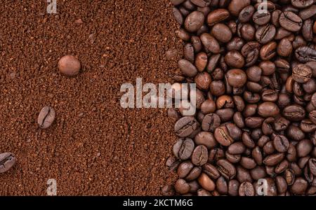 Abstrakter Hintergrund von gerösteten Kaffeebohnen und gemahlenem Kaffee. Vollformat. Stockfoto