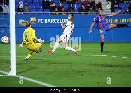 Martina Tufekovic, Katharina Naschenweng und Lieke Martens während des Spiels zwischen dem FC Barcelona und der TSG 1899 Hoffenheim, das der 3. Woche der Gruppenphase der UEFA Womens Champions League entspricht, die am 10.. November 2021 im Johan Cruyff Stadium in Barcelona, Spanien, gespielt wurde. -- (Foto von Urbanandsport/NurPhoto) Stockfoto