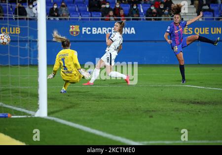 Martina Tufekovic, Katharina Naschenweng und Lieke Martens während des Spiels zwischen dem FC Barcelona und der TSG 1899 Hoffenheim, das der 3. Woche der Gruppenphase der UEFA Womens Champions League entspricht, die am 10.. November 2021 im Johan Cruyff Stadium in Barcelona, Spanien, gespielt wurde. -- (Foto von Urbanandsport/NurPhoto) Stockfoto