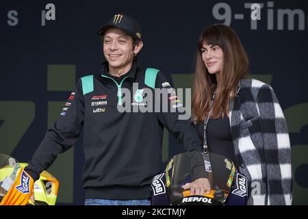 Valentino Rossi (46) aus Italien und Petronas Yamaha SRT und Cesca Sofia Novello während der Abschiedszeremonie vor dem Gran Premio Red Bull de España auf dem Ricardo Tormo Circuit am 11. November 2021 in Valencia, Spanien. (Foto von Jose Breton/Pics Action/NurPhoto) Stockfoto