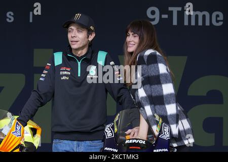 Valentino Rossi (46) aus Italien und Petronas Yamaha SRT und Cesca Sofia Novello während der Abschiedszeremonie vor dem Gran Premio Red Bull de España auf dem Ricardo Tormo Circuit am 11. November 2021 in Valencia, Spanien. (Foto von Jose Breton/Pics Action/NurPhoto) Stockfoto