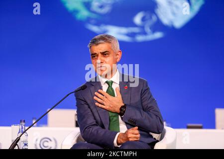 Sadiq Khan, designierter Vorsitzender und Bürgermeister von London aus dem Jahr C40, spricht während einer hochrangigen Veranstaltung zur globalen Klimapolitik: Racing to a Better World in Plenary Cairn Gorm am COP26. Und 11. November 2021, dem Scottish Event Campus, am zwölften Tag der UN-Klimakonferenz COP26, die von UNFCCC in Glasgow, Schottland, abgehalten wurde. COP26, die vom 31. Oktober bis zum 12. November in Glasgow stattfindet, ist die bedeutendste Klimakonferenz seit dem Pariser Gipfel 2015, da die Nationen voraussichtlich neue Treibhausgas-Emissionsziele festlegen werden, um die globale Erwärmung zu verlangsamen und andere wichtige Verpflichtungen zu festigen. Stockfoto