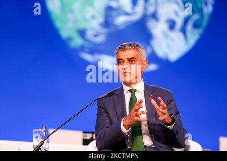 Sadiq Khan, designierter Vorsitzender und Bürgermeister von London aus dem Jahr C40, spricht während einer hochrangigen Veranstaltung zur globalen Klimapolitik: Racing to a Better World in Plenary Cairn Gorm am COP26. Und 11. November 2021, dem Scottish Event Campus, am zwölften Tag der UN-Klimakonferenz COP26, die von UNFCCC in Glasgow, Schottland, abgehalten wurde. COP26, die vom 31. Oktober bis zum 12. November in Glasgow stattfindet, ist die bedeutendste Klimakonferenz seit dem Pariser Gipfel 2015, da die Nationen voraussichtlich neue Treibhausgas-Emissionsziele festlegen werden, um die globale Erwärmung zu verlangsamen und andere wichtige Verpflichtungen zu festigen. Stockfoto