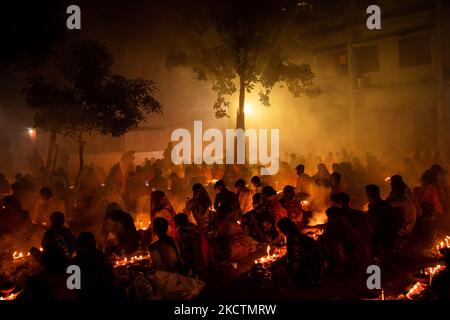 5. November 2022, Narayanganj, Dhaka, Bangladesch: Hunderte von hinduistischen Anhängern versammeln sich vor dem Shri Shri Loknath Brahmachari Ashram-Tempel zum Rakher Upobash, einem religiösen Fastenfest namens ''Kartik Brati'' in Narayanganj, Bangladesch. Sie sitzen vor Kerzenleuchtern (lokal als Prodip bezeichnet) und beten während des Rituals ernsthaft zu den Göttern für ihre Gunst. Das Festival findet an jedem Samstag und Dienstag in den letzten 15 Tagen des bengalischen Monats â €“ â € œKartik. Kredit: ZUMA Press, Inc./Alamy Live Nachrichten Stockfoto