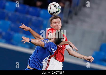 Sergei Terekhov aus Russland und Paris Psaltis (L) aus Zypern wetteifern während des FIFA World Cup Qatar 2022 Group H European Qualification Football Matches zwischen Russland und Zypern am 11. November 2021 in der Gazprom Arena in Sankt Petersburg, Russland, um einen Header. (Foto von Mike Kireev/NurPhoto) Stockfoto