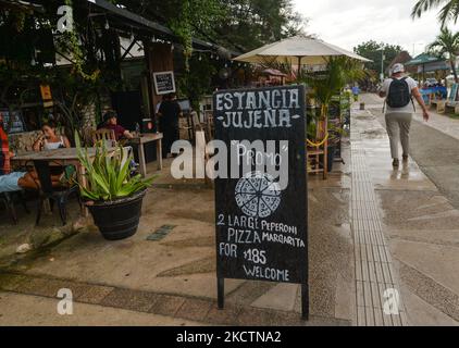 Pizza-Promotion-Board vor dem Restaurant an der Hauptstraße in Talum. Am Mittwoch, den 10. November 2021, in Tulum, Quintana Roo, Mexiko. (Foto von Artur Widak/NurPhoto) Stockfoto