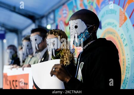 Der WWF veranstaltet am 12. Tag der UN-Klimakonferenz COP26, die am 12. November 2021 von der UNFCCC in Glasgow, Schottland, abgehalten wurde, einen Protest „We Wont Forget“ im Scottish Event Campus von COP26. WWF sagt: „Elefanten vergessen es nie. Und wir werden das Versprechen, das unsere Führer gemacht haben, nicht vergessen - 1,5 Grad Celsius in Reichweite zu halten - sagen WWF-Anhänger. (Foto von Dominika Zarzycka/NurPhoto) Stockfoto