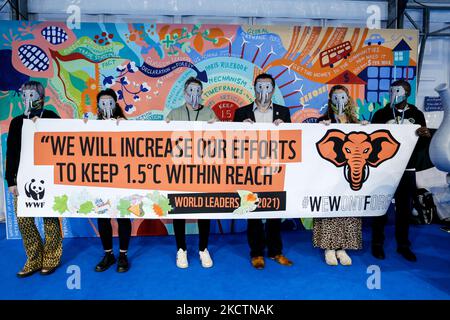 Der WWF veranstaltet am 12. Tag der UN-Klimakonferenz COP26, die am 12. November 2021 von der UNFCCC in Glasgow, Schottland, abgehalten wurde, einen Protest „We Wont Forget“ im Scottish Event Campus von COP26. WWF sagt: „Elefanten vergessen es nie. Und wir werden das Versprechen, das unsere Führer gemacht haben, nicht vergessen - 1,5 Grad Celsius in Reichweite zu halten - sagen WWF-Anhänger. (Foto von Dominika Zarzycka/NurPhoto) Stockfoto