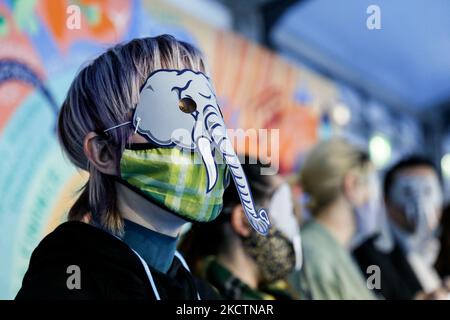 Der WWF veranstaltet am 12. Tag der UN-Klimakonferenz COP26, die am 12. November 2021 von der UNFCCC in Glasgow, Schottland, abgehalten wurde, einen Protest „We Wont Forget“ im Scottish Event Campus von COP26. WWF sagt: „Elefanten vergessen es nie. Und wir werden das Versprechen, das unsere Führer gemacht haben, nicht vergessen - 1,5 Grad Celsius in Reichweite zu halten - sagen WWF-Anhänger. (Foto von Dominika Zarzycka/NurPhoto) Stockfoto