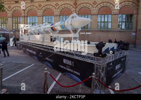 MIURA 1, die erste spanische Weltraumrakete, während ihrer Präsentation auf der Promenade des National Museum of Natural Sciences, am 12. November 2021 in Madrid, Spanien. Hergestellt von der Firma PLD Space in Elche (Alicante) und getestet auf dem Flughafen von Teruel, wird es im dritten Quartal des nächsten Jahres von der Basis von El Arenosillo, in Huelva, gestartet werden. Das 12,2 Meter lange Gerät wird eine Höhe von 153 Kilometern erreichen und eine 100 Kilogramm schwere Nutzlast an Ausrüstung tragen. (Foto von Oscar Gonzalez/NurPhoto) Stockfoto