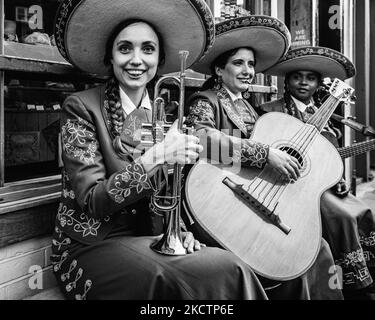 Drei Musiker der ausschließlich weiblichen Mariachi Las Adelitas am Día de los Muertos in London. Stockfoto