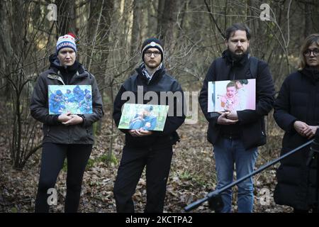 Aktivisten halten Fotos von Migranten, die am 12. November 2021 bei einer Pressekonferenz in der Nähe von Kuznica, Polen, in Grenznähe gefunden wurden. An einem Ort in der Nähe des Grenzübergangs in Kuznica hielten Aktivisten eine Pressekonferenz für Medien über die Situation von Migranten ab, die die Grenze von Belarus überqueren. In dieser Woche wurden Hunderte von Migranten, vor allem aus dem Nahen Osten, in der Nähe der Grenze zu Polen in Weißrussland angesammelt. Das Lukaschenko-Regime wurde von Polen und der EU beschuldigt, Migranten als Instrument zu verwenden, um sie zur Aufhebung der Sanktionen zu drängen, die nach den scheinbaren Präsidentschaftswahlen eingeführt wurden. Mit Decre Stockfoto