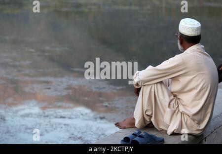 Muslimischer Mann sitzt am Dal Lake nach Namaaz-Gebeten in Srinagar, Kaschmir, Indien. (Foto von Creative Touch Imaging Ltd./NurPhoto) Stockfoto
