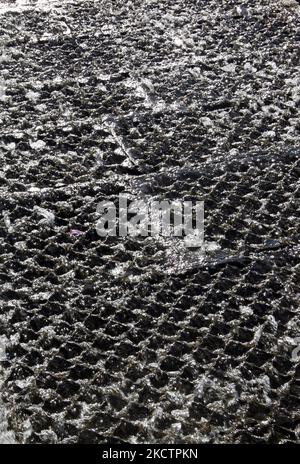 Wasserkaskaden über einer dekorativen Steinmauer in Nishat Bagh Mughal Gardens in Srinagar, Kaschmir, Indien. (Foto von Creative Touch Imaging Ltd./NurPhoto) Stockfoto