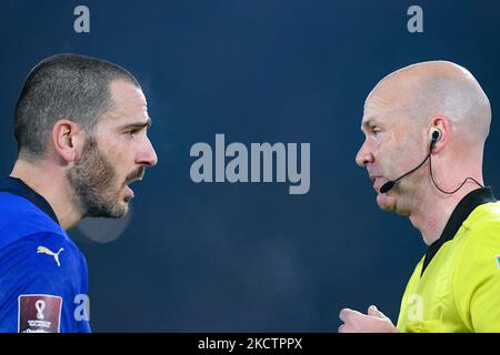 Leonardo Bonucci aus Italien argumentiert mit Schiedsrichter Anthony Taylor während des WM-Qualifikationsspiel 2022 zwischen Italien und der Schweiz im Stadio Olimpico, Rom, Italien am 12. November 2021. (Foto von Giuseppe Maffia/NurPhoto) Stockfoto