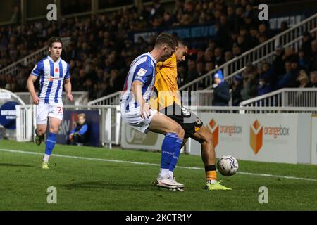 Neill Byrne von Hartlepool United kämpft während des Sky Bet League 2-Spiels zwischen Hartlepool United und Newport County im Victoria Park, Hartlepool, am Freitag, den 12.. November 2021, gegen Courtney Baker-Richardson von Newport County. (Foto von Mark Fletcher/MI News/NurPhoto) Stockfoto