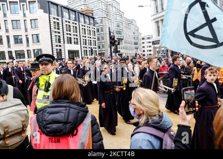 Lord Mayor's Show Paradeorchester überrascht, als Anhänger der Extinction Rebellion am 13. November 2021 im Zentrum von London, England, gegen die Parade protestieren. Extinction Rebellion kollidierte mit der Parade, um von der Kolonialgeschichte Londons als einer der Hauptquellen für klimatische Ungerechtigkeit zu sprechen. Die Demonstranten nannten COP26 einen Misserfolg und forderten die Politiker auf, Maßnahmen gegen die Klimakrise zu ergreifen (Foto: Dominika Zarzycka/NurPhoto) Stockfoto