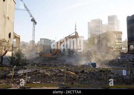 Am 13. november 2021 zerstörten Trümmer Häuser im Stadtteil Fikirtepe in istanbul. Die städtebauliche Transformation, die 2010 in Fibirtepe im Kreis Kad?köy begann, konnte von den Bauunternehmern nicht abgeschlossen werden. Die unvollendete urbane Transformation in Fibirtepe wird vom Ministerium für Umwelt und Urbanisierung bis 2024 abgeschlossen. (Foto von Resul Kaboglu/NurPhoto) Stockfoto