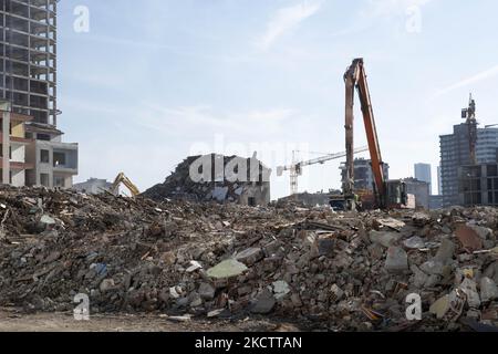 Am 13. november 2021 zerstörten Trümmer Häuser im Stadtteil Fikirtepe in istanbul. Die städtebauliche Transformation, die 2010 in Fibirtepe im Kreis Kad?köy begann, konnte von den Bauunternehmern nicht abgeschlossen werden. Die unvollendete urbane Transformation in Fibirtepe wird vom Ministerium für Umwelt und Urbanisierung bis 2024 abgeschlossen. (Foto von Resul Kaboglu/NurPhoto) Stockfoto