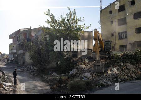 Am 13. november 2021 zerstörten Trümmer Häuser im Stadtteil Fikirtepe in istanbul. Die städtebauliche Transformation, die 2010 in Fibirtepe im Kreis Kad?köy begann, konnte von den Bauunternehmern nicht abgeschlossen werden. Die unvollendete urbane Transformation in Fibirtepe wird vom Ministerium für Umwelt und Urbanisierung bis 2024 abgeschlossen. (Foto von Resul Kaboglu/NurPhoto) Stockfoto
