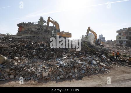Am 13. november 2021 zerstörten Trümmer Häuser im Stadtteil Fikirtepe in istanbul. Die städtebauliche Transformation, die 2010 in Fibirtepe im Kreis Kad?köy begann, konnte von den Bauunternehmern nicht abgeschlossen werden. Die unvollendete urbane Transformation in Fibirtepe wird vom Ministerium für Umwelt und Urbanisierung bis 2024 abgeschlossen. (Foto von Resul Kaboglu/NurPhoto) Stockfoto