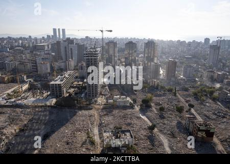 Am 13. november 2021 zerstörten Trümmer Häuser im Stadtteil Fikirtepe in istanbul. Die städtebauliche Transformation, die 2010 in Fibirtepe im Kreis Kad?köy begann, konnte von den Bauunternehmern nicht abgeschlossen werden. Die unvollendete urbane Transformation in Fibirtepe wird vom Ministerium für Umwelt und Urbanisierung bis 2024 abgeschlossen. (Foto von Resul Kaboglu/NurPhoto) Stockfoto