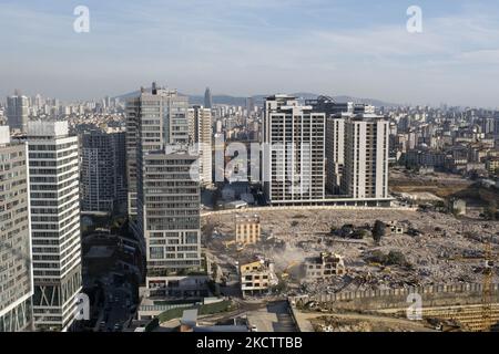 Am 13. november 2021 zerstörten Trümmer Häuser im Stadtteil Fikirtepe in istanbul. Die städtebauliche Transformation, die 2010 in Fibirtepe im Kreis Kad?köy begann, konnte von den Bauunternehmern nicht abgeschlossen werden. Die unvollendete urbane Transformation in Fibirtepe wird vom Ministerium für Umwelt und Urbanisierung bis 2024 abgeschlossen. (Foto von Resul Kaboglu/NurPhoto) Stockfoto