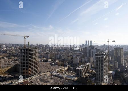 Am 13. november 2021 zerstörten Trümmer Häuser im Stadtteil Fikirtepe in istanbul. Die städtebauliche Transformation, die 2010 in Fibirtepe im Kreis Kad?köy begann, konnte von den Bauunternehmern nicht abgeschlossen werden. Die unvollendete urbane Transformation in Fibirtepe wird vom Ministerium für Umwelt und Urbanisierung bis 2024 abgeschlossen. (Foto von Resul Kaboglu/NurPhoto) Stockfoto
