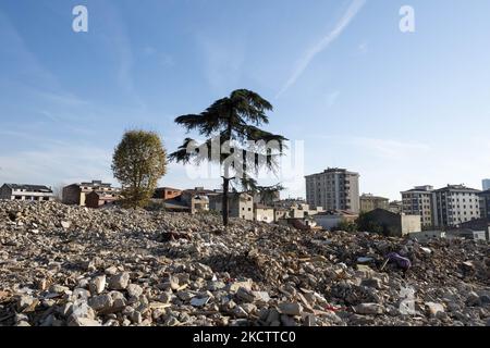 Am 13. november 2021 zerstörten Trümmer Häuser im Stadtteil Fikirtepe in istanbul. Die städtebauliche Transformation, die 2010 in Fibirtepe im Kreis Kad?köy begann, konnte von den Bauunternehmern nicht abgeschlossen werden. Die unvollendete urbane Transformation in Fibirtepe wird vom Ministerium für Umwelt und Urbanisierung bis 2024 abgeschlossen. (Foto von Resul Kaboglu/NurPhoto) Stockfoto