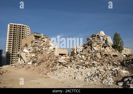 Am 13. november 2021 zerstörten Trümmer Häuser im Stadtteil Fikirtepe in istanbul. Die städtebauliche Transformation, die 2010 in Fibirtepe im Kreis Kad?köy begann, konnte von den Bauunternehmern nicht abgeschlossen werden. Die unvollendete urbane Transformation in Fibirtepe wird vom Ministerium für Umwelt und Urbanisierung bis 2024 abgeschlossen. (Foto von Resul Kaboglu/NurPhoto) Stockfoto
