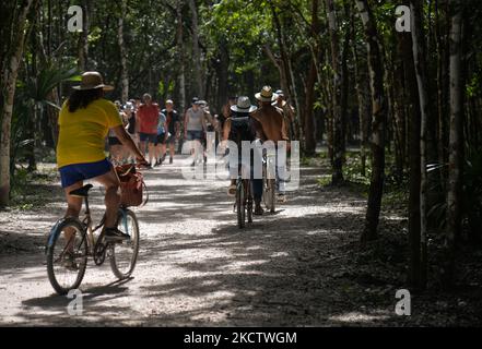 Besucher in der archäologischen Stätte Coba. Am Freitag, den 12. November 2021, wurden die Maya-Ruinen von Coba, Quintana Roo, Mexiko, besichtigt. (Foto von Artur Widak/NurPhoto) Stockfoto