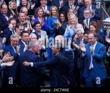 Matt Hancock (rechts) applaudiert, als Rishi Sunak Premierminister wird und in das konservative Hauptquartier zurückkehrt. Stockfoto