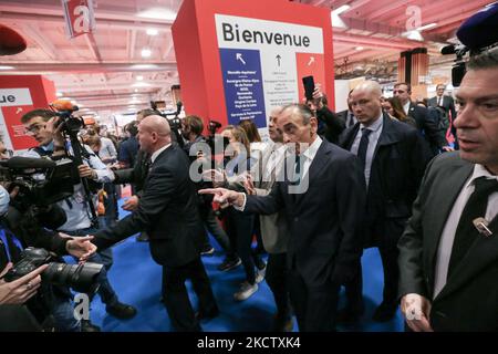 Der französische rechtsextreme Medienprecher Eric Zemmour besucht am 14. November 2021 die Messe „Made in France“ an der Porte de Versailles in Paris. Laut einer Ifop-fiduzialen Umfrage am Sonntag würde es Eric Zemmour bei den Präsidentschaftswahlen im nächsten Jahr mit 17 Prozent der Stimmen in der ersten Runde wahrscheinlich in die zweite Runde schaffen. (Foto von Michel Stoupak/NurPhoto) Stockfoto