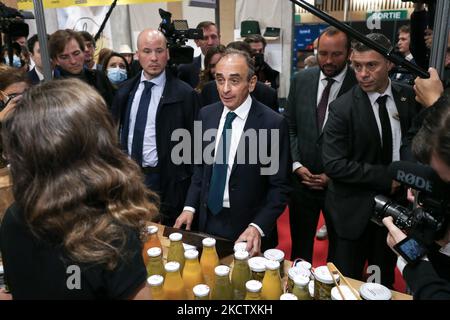 Der französische rechtsextreme Medienprecher Eric Zemmour besucht am 14. November 2021 die Messe „Made in France“ an der Porte de Versailles in Paris. Laut einer Ifop-fiduzialen Umfrage am Sonntag würde es Eric Zemmour bei den Präsidentschaftswahlen im nächsten Jahr mit 17 Prozent der Stimmen in der ersten Runde wahrscheinlich in die zweite Runde schaffen. (Foto von Michel Stoupak/NurPhoto) Stockfoto