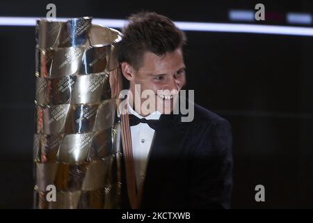 Fabio Quartararo aus Frankreich und Monster Energy Yamaha MotoGP mit der Weltmeisterin-Trophäe während der FIM MotoGP-Preisverleihung in der Fira de Valencia am 14. November 2021 in Valencia, Spanien. (Foto von Jose Breton/Pics Action/NurPhoto) Stockfoto