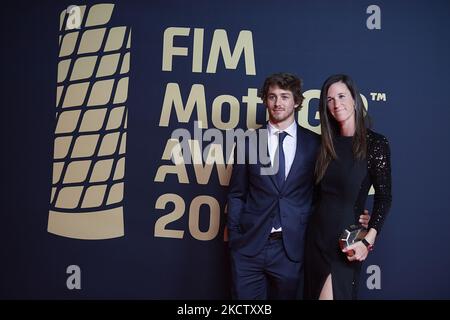 Remy Gardner (87) aus Australien und Red Bull KTM Ajo Kalex mit seiner Frau auf dem roten Teppich vor der FIM MotoGP Preisverleihung in der Fira de Valencia am 14. November 2021 in Valencia, Spanien. (Foto von Jose Breton/Pics Action/NurPhoto) Stockfoto