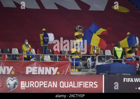 Rumänische Fans in Aktion während der FIFA Fußball-Weltmeisterschaft Katar 2022 Qualifikationsgruppe J Fußballspiel Rumänien gegen Island, in Bukarest am 11. November 2021. (Foto von Alex Nicodim/NurPhoto) Stockfoto