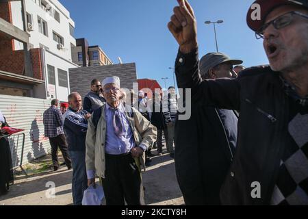 Ein älterer Mann nimmt an einer Demonstration Teil, die von der als Bürger bekannten Protestbewegung gegen den Putsch in der Nähe des Gebäudes des tunesischen Parlaments in der Stadt Bardo in Tunis, Tunesien, am 14. November 2021 veranstaltet wurde. Aus Protest gegen den sogenannten Putsch, der sich auf die vom tunesischen Präsidenten Kais Saied verordneten außergewöhnlichen Maßnahmen bezieht. (Foto von Chedly Ben Ibrahim/NurPhoto) Stockfoto