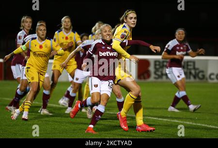 L-R Tameka Yallop von West Ham United WFC und Emma Harries von Reading FC Women beim Barclays FA Women's Super League Spiel zwischen West Ham United Women und Reading am 14.. November 2021 im Chigwell Construction Stadium in Dagenham, England (Foto von Action Foto Sport/NurPhoto) Stockfoto