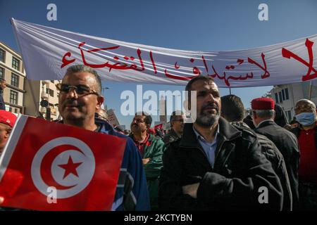 Die Demonstranten heben ein großes Transparent mit der Aufschrift „Nein zum Ziel der Justiz“ auf Arabisch, da andere die tunesische Flagge halten, während einer Demonstration, die von der als Bürger bekannten Protestbewegung gegen den Putsch in der Nähe des Gebäudes des tunesischen Parlaments in der Stadt Bardo in Tunis, Tunesien, Am 14. November 2021 Aus Protest gegen den sogenannten Putsch, der sich auf die vom tunesischen Präsidenten Kais Saied verordneten außergewöhnlichen Maßnahmen bezieht. (Foto von Chedly Ben Ibrahim/NurPhoto) Stockfoto