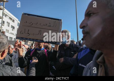 Ein junger Demonstrant hebt ein Plakat auf, auf dem auf Arabisch steht: Die Menschen wollen die Befreiung des Parlaments, während er an einer Demonstration teilnimmt, die von der Protestbewegung, bekannt als Bürger gegen den Putsch, in der Nähe des Gebäudes des tunesischen Parlaments in der Stadt Bardo, in Tunis, Tunesien, Am 14. November 2021 Aus Protest gegen den sogenannten Putsch, der sich auf die vom tunesischen Präsidenten Kais Saied verordneten außergewöhnlichen Maßnahmen bezieht. (Foto von Chedly Ben Ibrahim/NurPhoto) Stockfoto